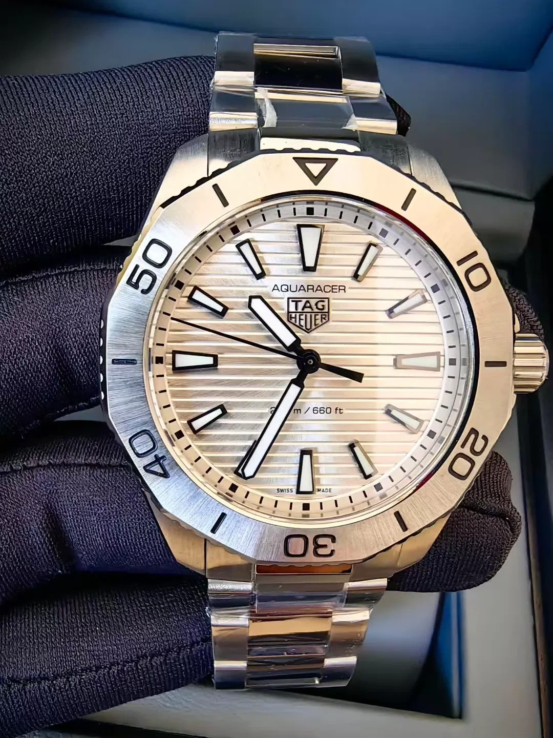 aquaracer-40mm-quartz-white-dial-steel-dive-watch-1