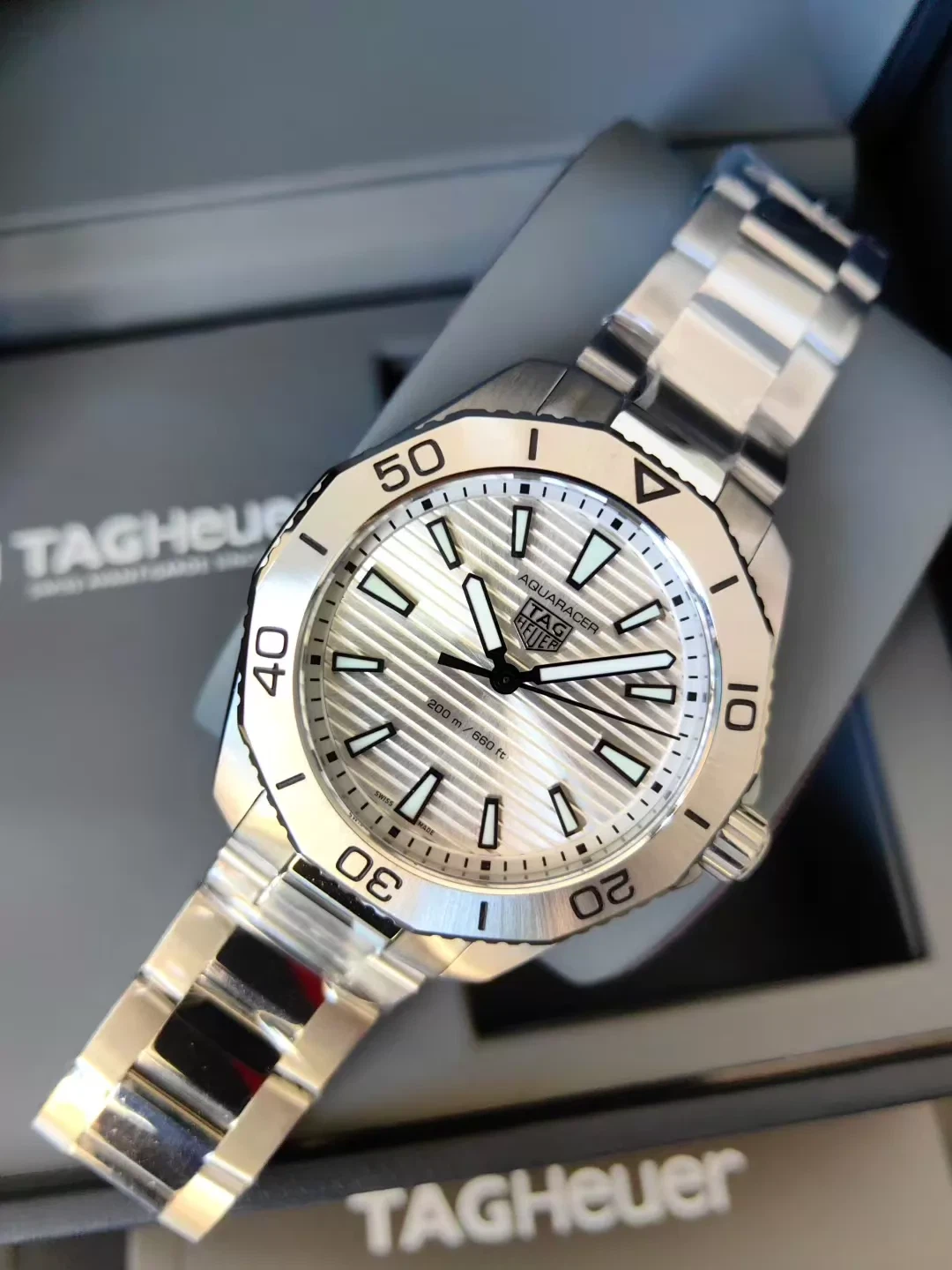 aquaracer-40mm-quartz-white-dial-steel-dive-watch-2