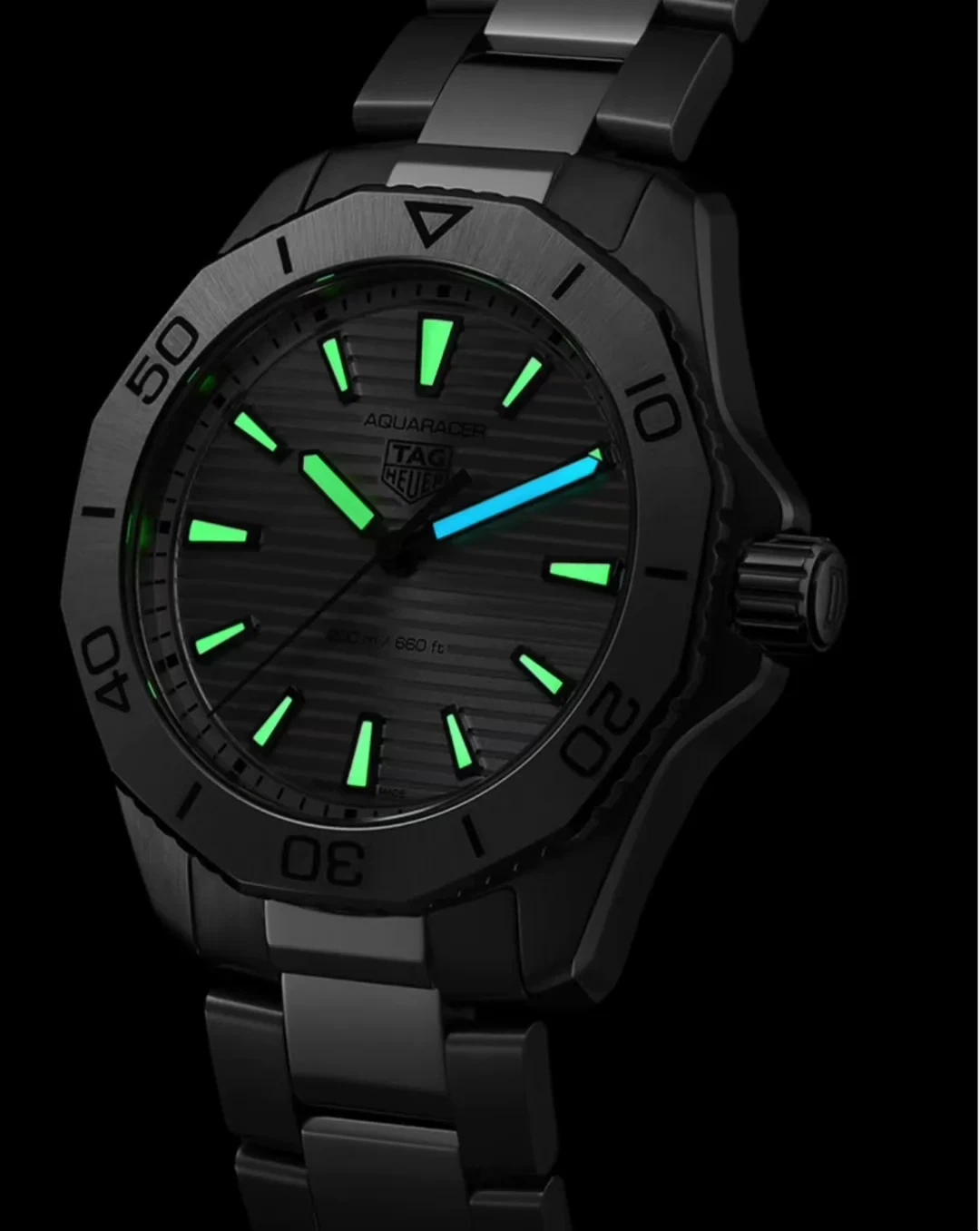 aquaracer-40mm-quartz-white-dial-steel-dive-watch-8