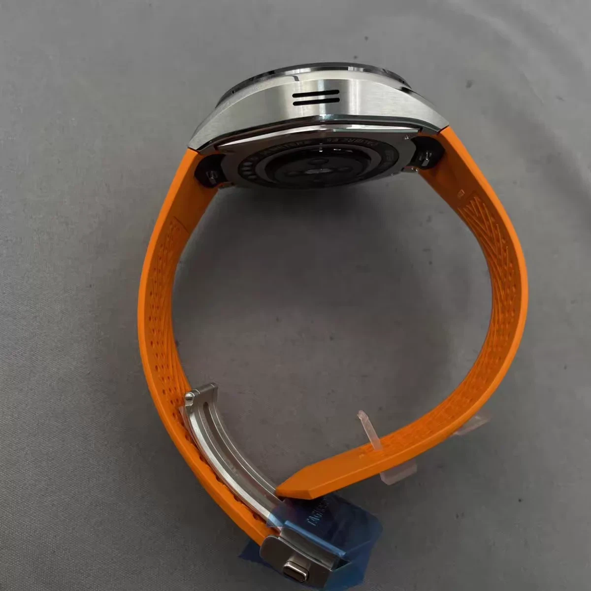 tag-heuer-connected-calibre-e5-45mm-orange-rubber-strap-4