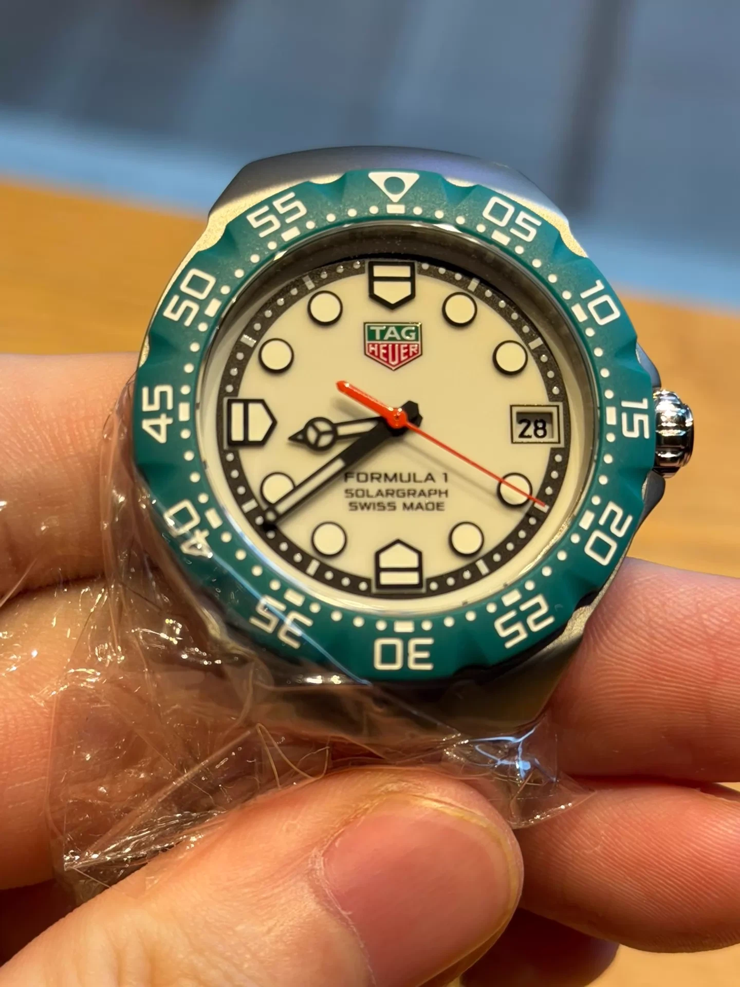 tag-heuer-formula-1-solargraph-38mm-green-bezel-white-dial-1