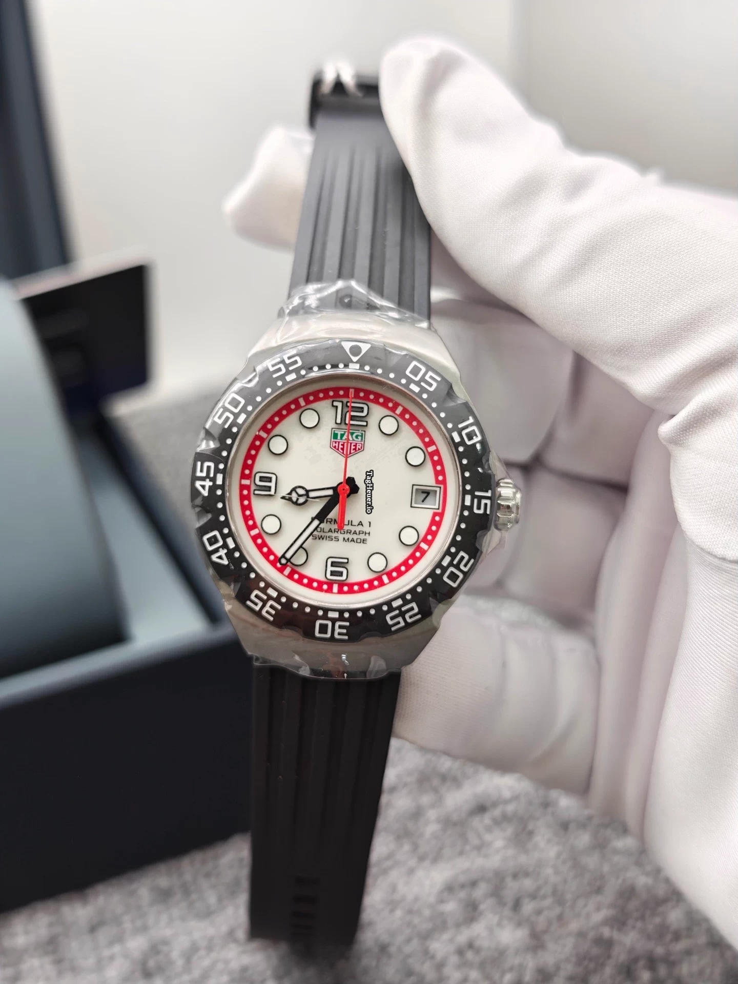 formula-1-solargraph-wby111a-ft8106-white-red-dial-2